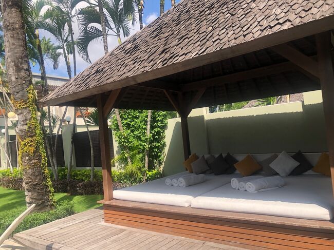 プールサイドのガゼボも大きい。