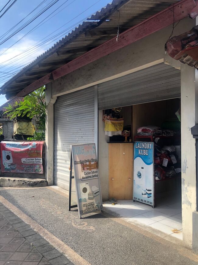 チェックインを終え、荷ほどきが済んだら私は近所のランドリーへ。<br />小道をくねくねと進んだ先にある、「Laundry Kubu」。<br />優しいBapaが対応してくれます。<br />Rp20,000/kgは、スミニャックの街のど真ん中としては高くないのでは。