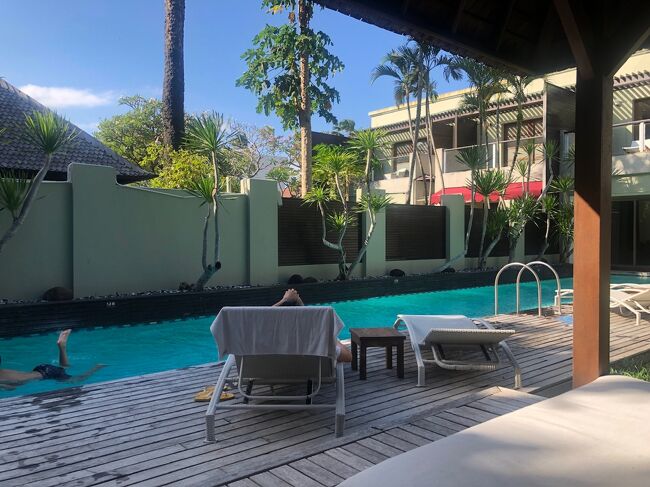 ガシガシ泳ぐ息子を横目に、私はガゼボでのんびり。<br />何もしないww贅沢