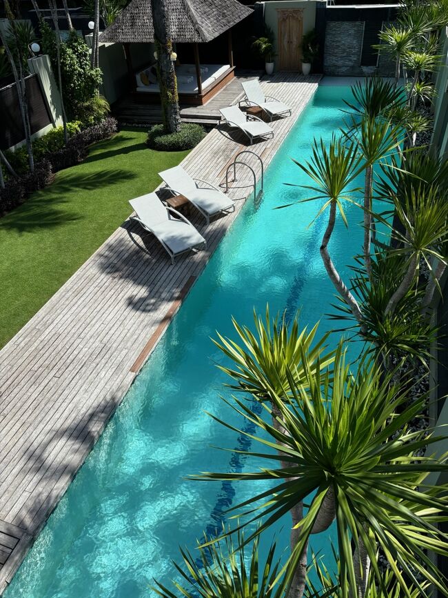 downtown villa自慢のロ～ングプールが見下ろせます。<br />学校のプールじゃわい。