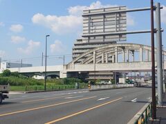 府中方面に歩きます。