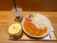 バルタラッチャチキンカレーとコーンとサツマイモの冷製スープ、ジンジャーレモネード。￥1580