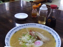 昼食はこちらで・・・・味噌ラーメン・・・