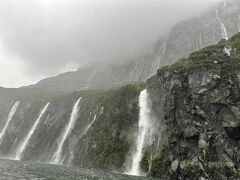 　雨のおかげであちこちに新しい"赤ちゃん滝"ができているのでしょうか。