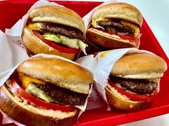 インアンドアウト バーガー (ディーン マーティンドライブ店)