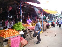 　15:00～市内観光。ホテルの送迎バスでまずはお約束のショッピング（宝石、シルク）。その後いつものバスで街中まで。まずはローカルマーケットへ。