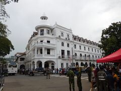 　我々はこのクイーンズホテルで夕食後、有料席で見学予定。数年前にテロもあったのでセキュリティチェックも厳しい。