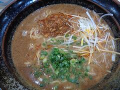 フードコートで、トシ爺チョイスの味噌味担々麺を食べる。
ちょっと塩分多め。

ここから更に高速道路を走り、音羽蒲郡インターから一般道へ出た。
料金所を出てすぐの交差点で、数台先を走っていた車が衝突事故をおこした。
(@_@)
当の車はエアバッグが開き、助手席のドアが無くなっていた。
相手の車は助手席前方が大破。
ラジエーターのピンク色の水が、道路に流れ出ていた。

一歩間違っていれば、あの事故の当事者になっていたかもしれない。
そう思うと、ゾッとする。
無事なことに感謝!



