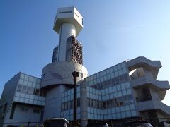 灯台に行くべく、「幸せの鐘」近くの駐車場に車を停める。
一般の車が入れない車道を岬方面に歩いていくと、高い塔の先が見えた。
それが灯台だと疑わず進んだら、この建物の前に出た。
アレ？
これじゃないよね～。
見ればこれは、第四管区海上保安本部伊勢湾海上交通センター。
f(^^;ｱﾗﾗ

帰ってから知ったのだか、一般の見学が可能らしい。
ゲートのインターホンで、係りの人を呼んだら中に入れたのだ。

で、結局、灯台は見に行かなかった。