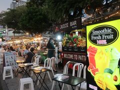 【パタヤ アべェニュー】
コンドから近いセカンドロード沿いスムージー、
この露店が良い/美人店主＆価格・味が良い。
椅子&エーブルが設置されてる。
