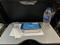 機内持ち込みお断りと聞き機内食をhisで購入してもらいました　1400円　水も着いてます