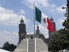 ソカロ広場でたなびくメキシコ国旗が見たかったのに、シウデタラ市場のイベントやピラミッドのせいで台無し。ソカロ広場ではイベントがあって当たり前くらいらしいのでしょうがないとはいえショックなのでした。