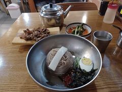 17時半頃「막불감동」に到着　
ひとり飯はピーク時間を避けるが無難なので早めに

行きたいお店は色々あったけど、暑すぎて冷たいものが食べたい！！
麺が食べたい！！

ビビンマッククスセット
おいしい～でも辛い～

・現地のおひとり様もたくさんいた
・注文はタッチパネルでカード払い
勉強した韓国語がここで役に立ち、タッチパネル攻略！WOWPASSも問題なく使えた
・タッチパネルがよく分からんハラボジは、店員さんに操作してもらって現金で払っていた