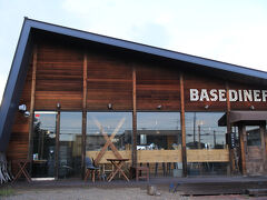 2日目の晩御飯は「BASE DINER」です。
外観からおしゃれ。