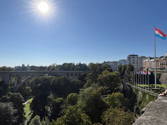 眺めがいいらしい、憲法広場にきた。そうですね

国旗があるのはよかった