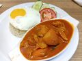乗り継ぎのクアラルンプール空港に「海南チキンライス」の店があったので、お薦めのカレー味を注文。確かに美味い。
