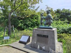 ここにもあった童謡にもなっている赤い靴を履いた女の子像。（＋母）
北海道留寿都、小樽、函館と見たからあとは東京と横浜を残すのみ。

まぁ別に思い入れは無いけど、何故か縁がある。

でも、これ歌詞に隠れた負の部分を考えると、童謡から削除される？？