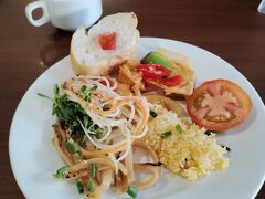 2日目、ドミで朝食つきは数種類の
ビュフェ。
