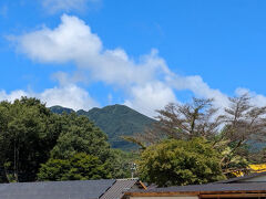 南ケ丘牧場に寄りました。
ここも泊まったところからすぐ近くです。

あれが茶臼岳かなぁ・・
私は登ったことがあるんですよね。
もう○○年も前、那須３山を越えて福島側の新甲子温泉まで縦走しました。
結構きついルートで、宿に着く前に真っ暗になってしまいました＾＾；

