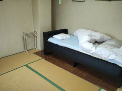 部屋は大小７部屋あり、ベッド付きの部屋を選択
風呂は、１階にユニットバス式の小さい風呂がいくつかあり、個別にお湯を入れる方式、温泉が好きな人は近くの日帰り温泉施設に行くとよい
設備的には民宿だが、清潔で気持ちがよい
