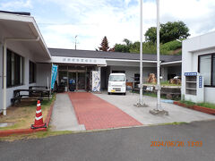 次は体験主体の建物で、砥部町陶芸創作館です。砥部焼伝統産業会館から南西に5分です。お手軽なのは絵付け体験だそうで、家族連れが楽しそうに絵付けをしていました。