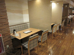 ２階 TOSA DINING おきゃく
混んでいましたが、待たずに案内されました。
夜は予約することを薦められました。
