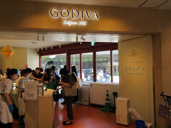 GODIVA Bakery ゴディパン 本店
ベルギーチョコレートのGODIVAが、日本の菓子パン・総菜パンの文化と結びついてできたのが「ゴディパン」だとか。
『ショコラクリームのメロンパン』『メロンパン』は2点までなどの制限あり。
店の外に並んでから順次店内へ入れるようです。
