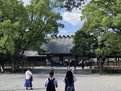 「あつたnagAya」はとりあえず後にして，熱田神宮を参拝。新しい御朱印帳をいただき，御朱印をいただきました。
