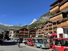 3年ぶりにやってきました。ツェルマット！マッターホルンの存在感は格別です。やっぱり、いいね。

そしてすごい人。これがオーバーツーリズムというやつですね。