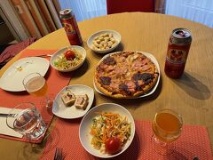 ツェルマット駅に戻ると、すぐにシャトルがあり、テーシュでのバスもすぐに出発。トントンいい感じでステルデンまで帰ってきました。

ここで朝バスを降りた同じ場所で、サースフェー行きのバスを待ちます。やっときたバスは運転手に「ダメダメ」とジェスチャーで拒否され、置いて行かれてしまいました。「え？なんで？」

違うバスを待っていた人に聞いてみると、あっちのバス停じゃないかと教えてくれます。20mほど先の高台にもバス停がありました。

私たちはたった20m離れていたせいで、バスに置いていかれました。次のバスは１時間後。

運転手も言ってくれれば、そこまで走ってでも行ったのに！なんという対応。真面目すぎるというのか、意地悪というのか、、。

次のバスに乗って、無事サースフェーに戻ってきました。夕飯はオーブンで焼いただけのピザ。

眼鏡を無くしたり、最後のバスが感じ悪かったりしましたが、それでもこのツェルマットでハイキングをして、大変満足な1日になりました。今日は私たちにしては歩きました。3万歩越え。疲れました～。