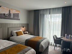 はー、やっとホテル到着。寝てないしへとへと。マルドロンホテルケビンストリート。新しい、お部屋静か、清潔で気に入りました。ハイアットが取れず近所に一泊だけここ。実はハイアットよりこっちが私はよかった。アイリッシュブレックファストの紅茶とショートブレッドクッキー、アイルランドのお水も２本で気が利いてる。まずはお昼寝。なお、空港行きのバス停はこのホテルのすぐそば。