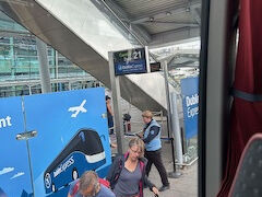 やっと出れた。このフライトのご近所は女性はお顔を隠す文化圏の家族で色々迷惑でした。やっとバイバイだ～。疲れてどのバスに乗るかでプチ喧嘩を経てExpressのバスで市内へ30分程度。一人10ユーロ。