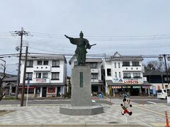 2022年４月2日（日）

JR安土駅に到着。
織田信長公像が立っています。
駅前の観光案内所に寄って安土城までの道順を教えてもらいました。