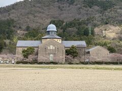 左の建物は安土城考古博物館。