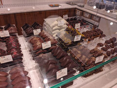 さらにベルギーっぽさを求めてチョコレート屋へ。何でもチョコレートかけりゃいいってもんじゃねえぞ

色々と試食させてもらった上で、一番最後に載せた写真の無着色ルビーチョコレートを購入（無残な姿しか残っていない）

ってかこれじゃないのかな
https://item.rakuten.co.jp/mamapan/1300t106/
日本では食べられないおいしさだなとは思った