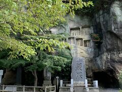 参道の右側へ
洞窟遺跡群には沢山の供養塔がありました

