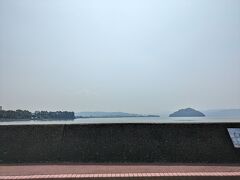 乗合ジャンボタクシーに乗って、ボーッと外を見てて違和感。あ、車が左側通行だ。先週はドイツにいたので、なんか、車の右側通行がインプットされてたみたい。不思議な感覚だった。

って言ってる場合じゃない！これからレンタカーで運転するんだ。車は左側、車は左側、車は左側…
しかしジャンボタクシー1700円で佐世保までひとっ飛びなんだが、安いな。高速も使ってるんだが、採算取れてるんだろうか（余計なお世話…）