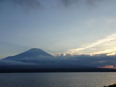 山中湖と富士山の夕景
山中湖文学の森公園の対岸にある長池親水公園から

一夜明け、山中湖畔南岸を散歩していると・・・