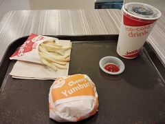 洗濯を終え、ヤヤサンショッピングコンプレックス内のジョリビーにて夕飯です。
ケチャップがあるか尋ねたら「ここではホットソースです」と言われました。フィリピンでは普通に個包装のケチャップをいただきましたが、この辺りではホットソースなのかな。
