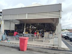 まだ16時前ですが、Googleマップでナイトマーケットとあるところではほとんどの店が営業していました。これがナイトマーケットに当たるのかな。ここには『アナザースカイ』でタレントさんも来てました。