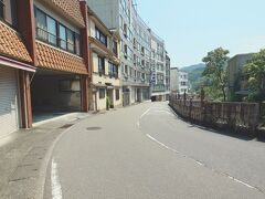 ひとつ先停留所で降りてしまって、戻ります。