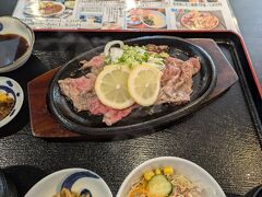 佐世保名物、レモンステーキ
お味は…んー…
正直好みではなかったが、好奇心は満たしたのでOK。
元来のアメリカンぽさがないのは逆に食べやすい。
お店は団体さんで混んでた。