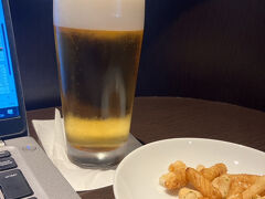 昼頃のJAL、那覇経由で出発。
まずはラウンジでビール飲みながらちょっとお仕事。