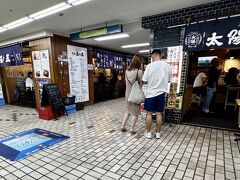 【野毛の近くの「ぴおシティ」／桜木町】

ところで...このビルの...

その１）：7階には、（会員制場外）「馬券」場（ジョイホース横浜）...
その２）：8～10階には、（会員制場外）「競輪」場....
その３）：および「オートレース」車券売場（オートレース横浜）...

と、昭和時代に幼少期を過ごした者にとっては、目を背けたくなる様な（悪い大人たち）の権現が揃っている...（まあ、時々やる分には楽しいんだけどねぇ...）

と言う事実が、このビルの（今も残る場違いな）アウトロー／アナーキーな雰囲気の源泉...となっている...事は言うまでも無い...

こういう（JRAの場外馬券場がある「奥浅草」にも似た）独特の匂いと雰囲気を醸し出すこのビルの毒々しい様相を見るにつけ...

以前議論に上がった「横浜のカジノ構想」等は、もしかしたら...「中止」となって良かったのかもねぇ...と、（個人的には）少しだけ思う...私も決して健全な大人ではないのだが...


写真：ここ地下２階にあるせんべろ食堂街は...平日14～15時だと言うのにほぼもう満員状態...一体、この人達何の仕事してんのぉ？と思う程...