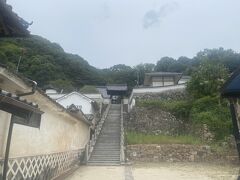 趣ある階段とお寺が！登ってみることとしてみます。