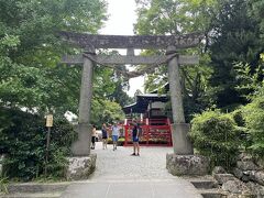 根本中堂の左手に鳥居があり、こちらが奥之院に向かう経路です。

画像に写っているのは、ヨーロッパ（おそらくイタリア）からのツアー客の皆さんです。
