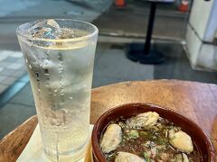 【一の屋／人形町／日本橋】

この店のマスター（店長？）も、凄く明るくひょうきんで、エンターテイナー、サービスも良く、お客が気持ち良くなる対応を良く存じておられる。


写真：３杯目は「山崎のハイボール」。これも...いつもながら当然、美味いわぁぁ...牡蠣のアヒージョも美味い！