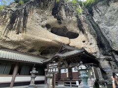 お寺にかぶさるような岩に圧倒されます。
ご住職の案内で大谷観音を拝観しましたが写真は禁止。