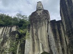 想像以上に大きい！すぐ隣に階段があって上れるようでしたが暑いし時間もないので諦めました。
