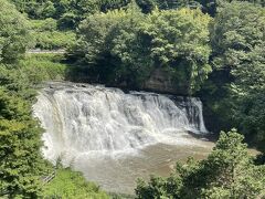 龍門の滝。いつもは滝の近くまで下りていけるようですが、この日は台風の影響で前日まで雨量が多かったため危険だということで近くのテラスから見ることに。